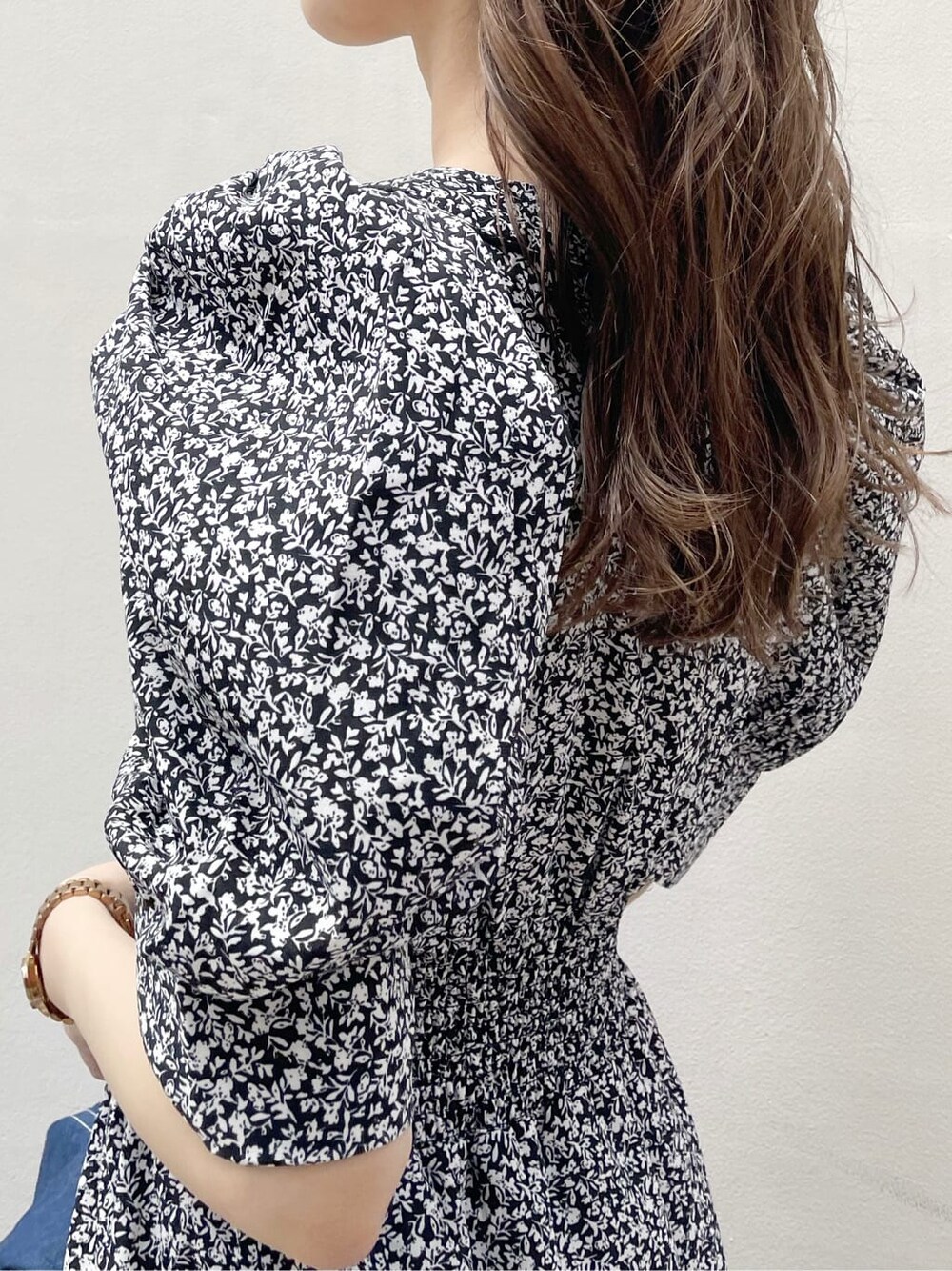 ブルー系のシャツ/ブラウス、ブラウン系のサンダル、ブラック系のワンピースを着用したレディースの夏コーディネートの5枚目の写真