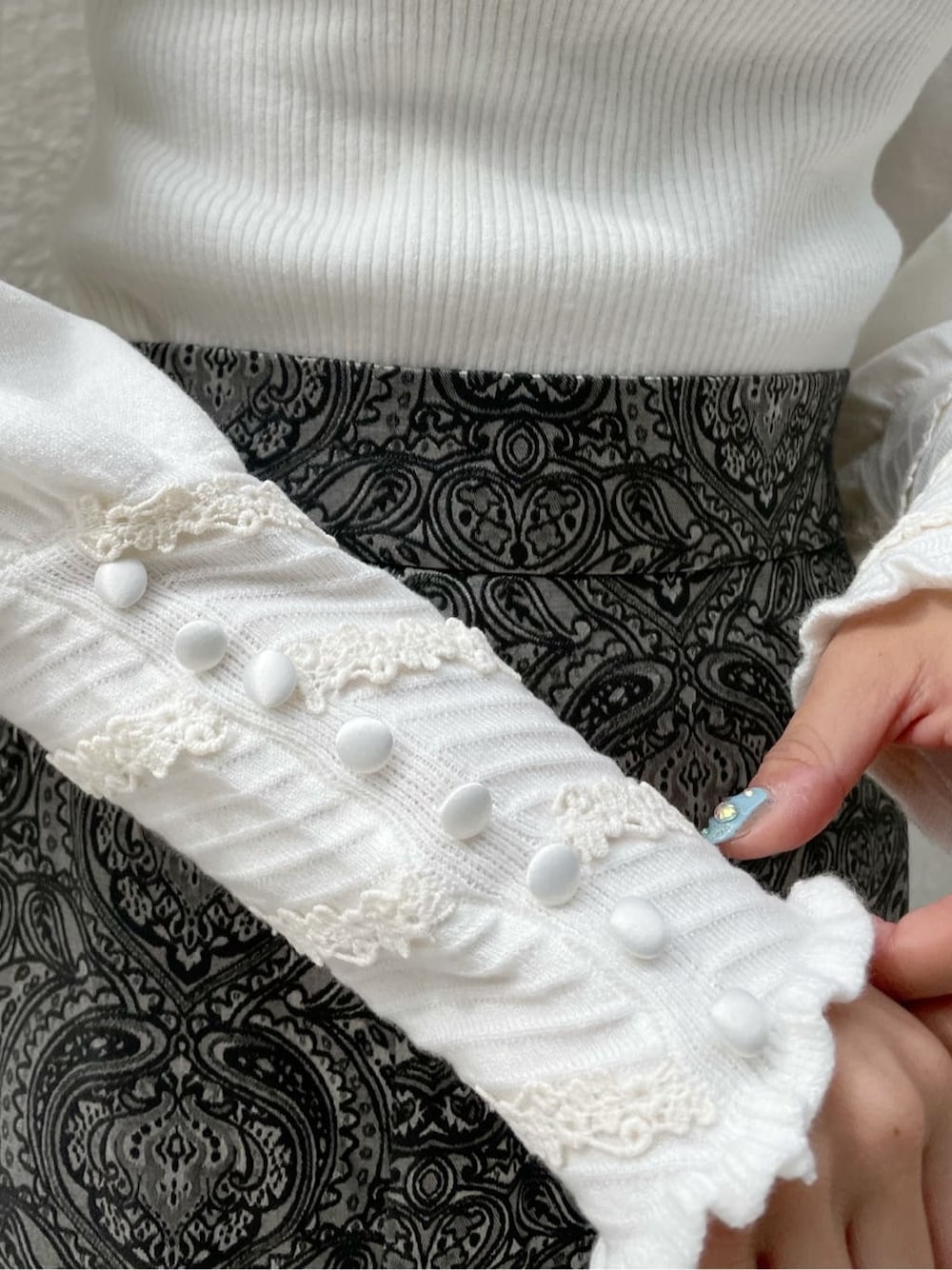 ピンク系のその他アウター、ブラック系のブーツ、ブラック系のスカートを着用したレディースの秋コーディネートの10枚目の写真