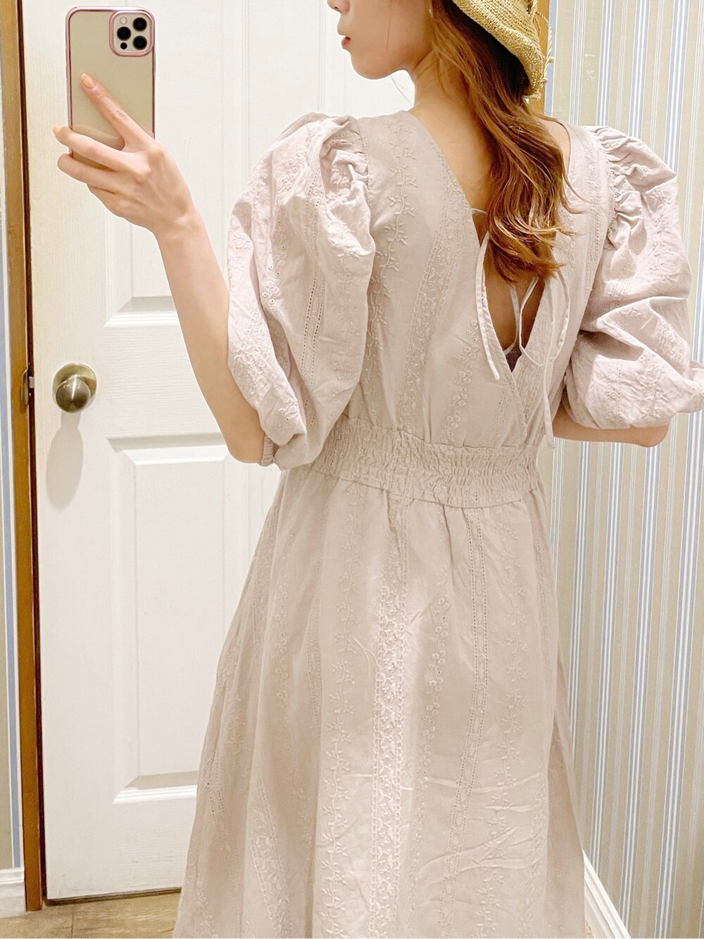 ベージュ系のワンピース、その他のサンダル、ベージュ系のハットを着用したレディースの春コーディネートの4枚目の写真