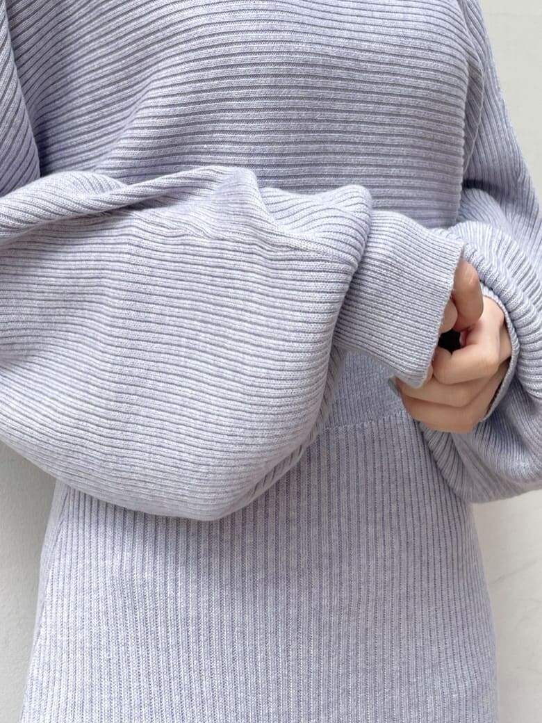 パープル系のワンピース、グレー系のブーツを着用したレディースの秋コーディネートの9枚目の写真