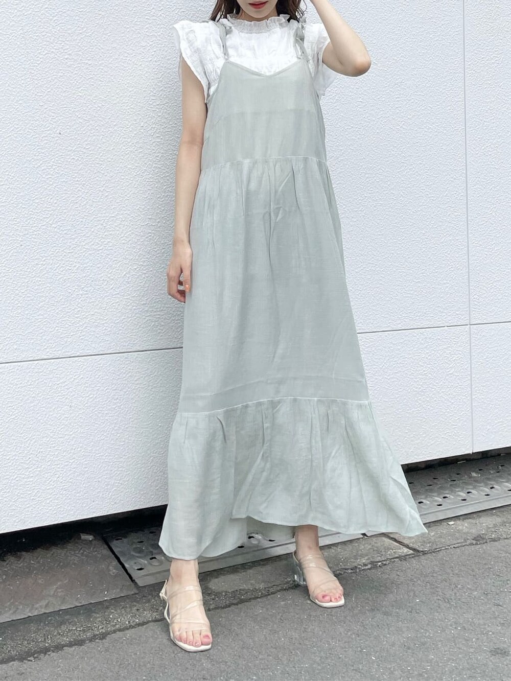 ホワイト系のシャツ/ブラウス、グリーン系のワンピース、その他のサンダルを着用したレディースの夏コーディネートの10枚目の写真