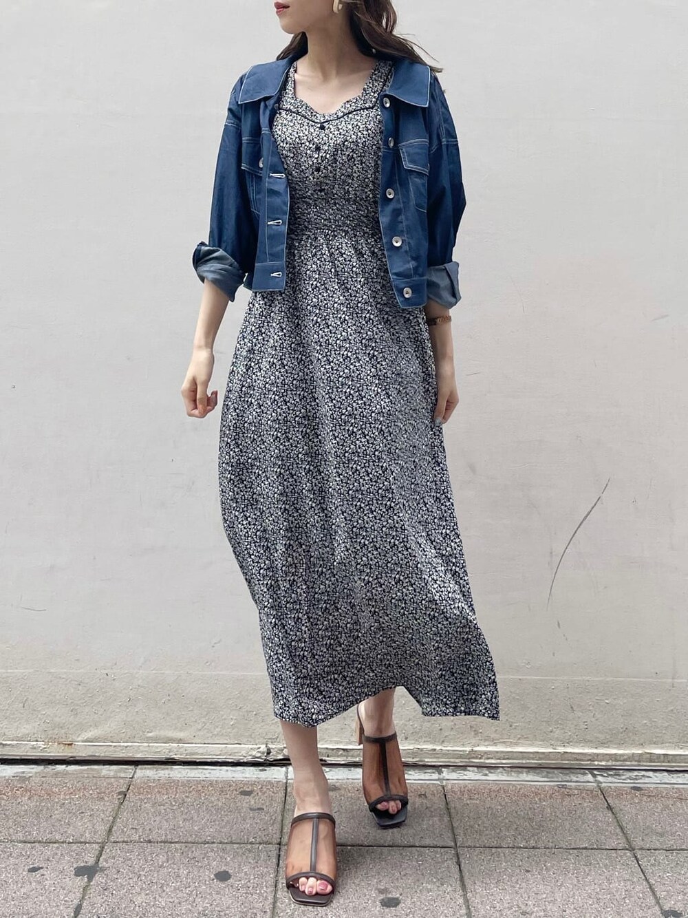 ブルー系のシャツ/ブラウス、ブラウン系のサンダル、ブラック系のワンピースを着用したレディースの夏コーディネートの3枚目の写真