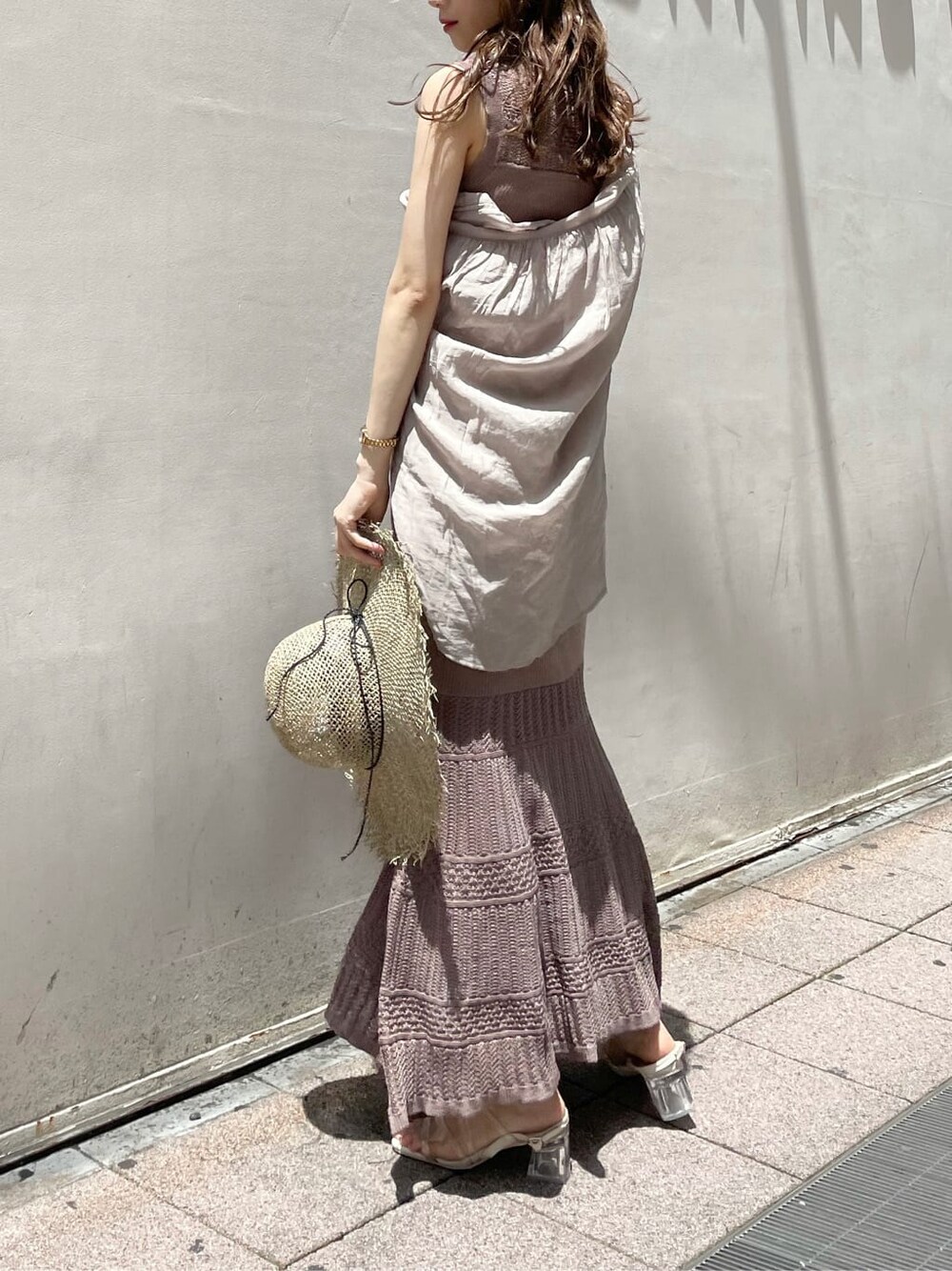 ベージュ系のシャツ/ブラウス、ベージュ系のスカート、その他のサンダルを着用したレディースの夏コーディネートの2枚目の写真