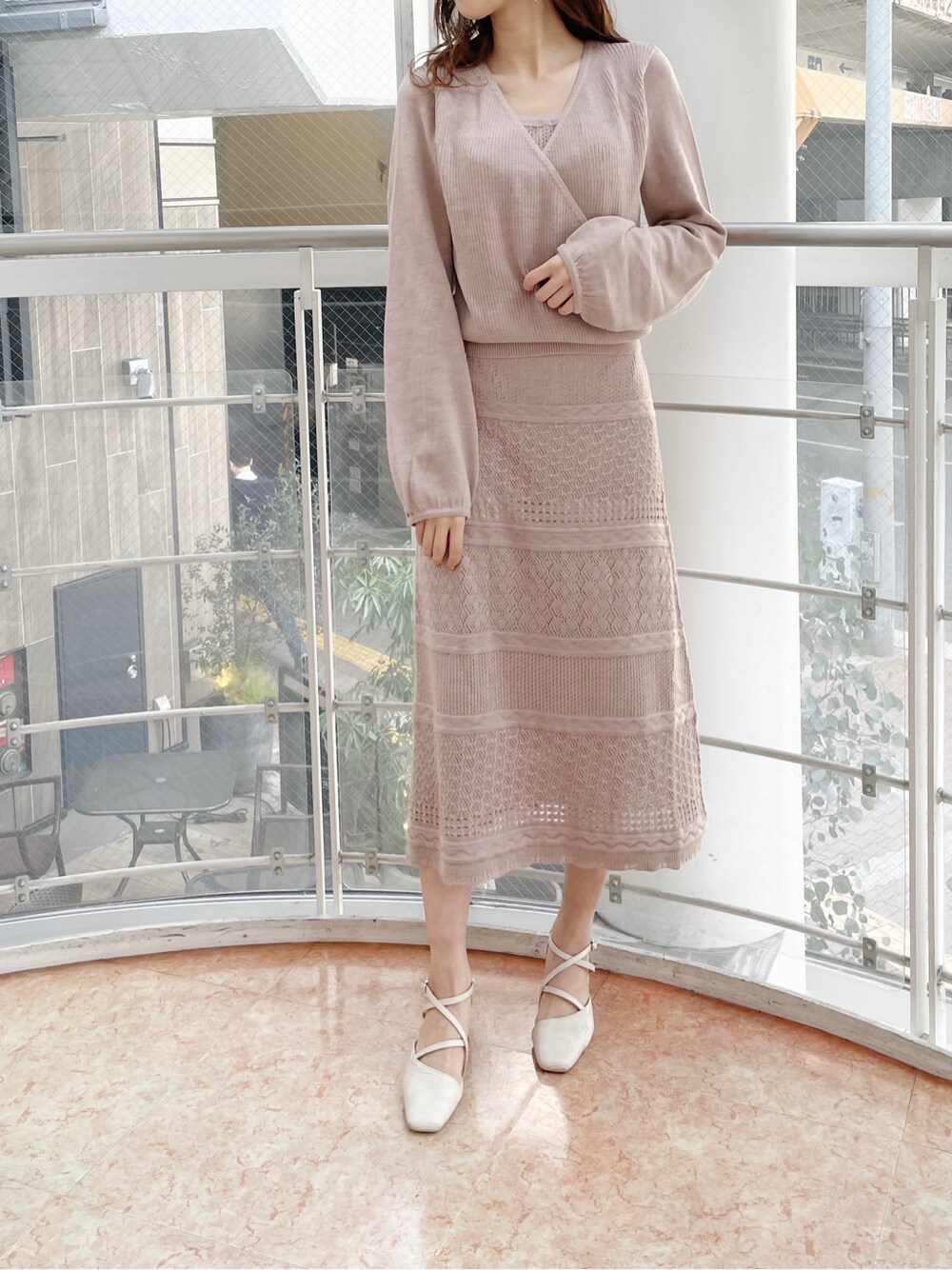 その他のトレンチコート、ベージュ系のスカート、ホワイト系のパンプスを着用したレディースの冬コーディネートの3枚目の写真