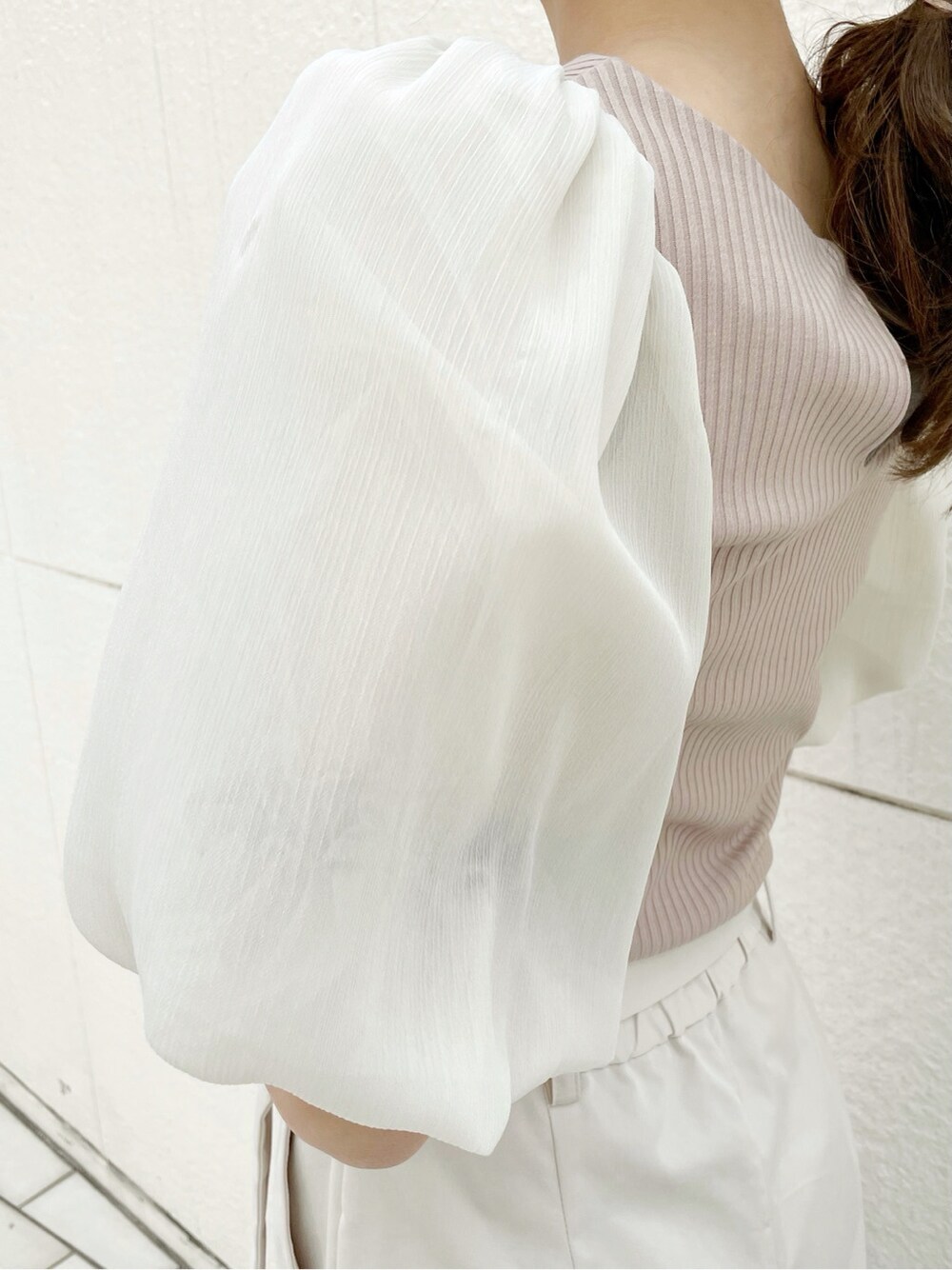 ベージュ系のショルダーバッグ、ホワイト系のその他パンツ、ブラウン系のサンダルを着用したレディースの春コーディネートの7枚目の写真