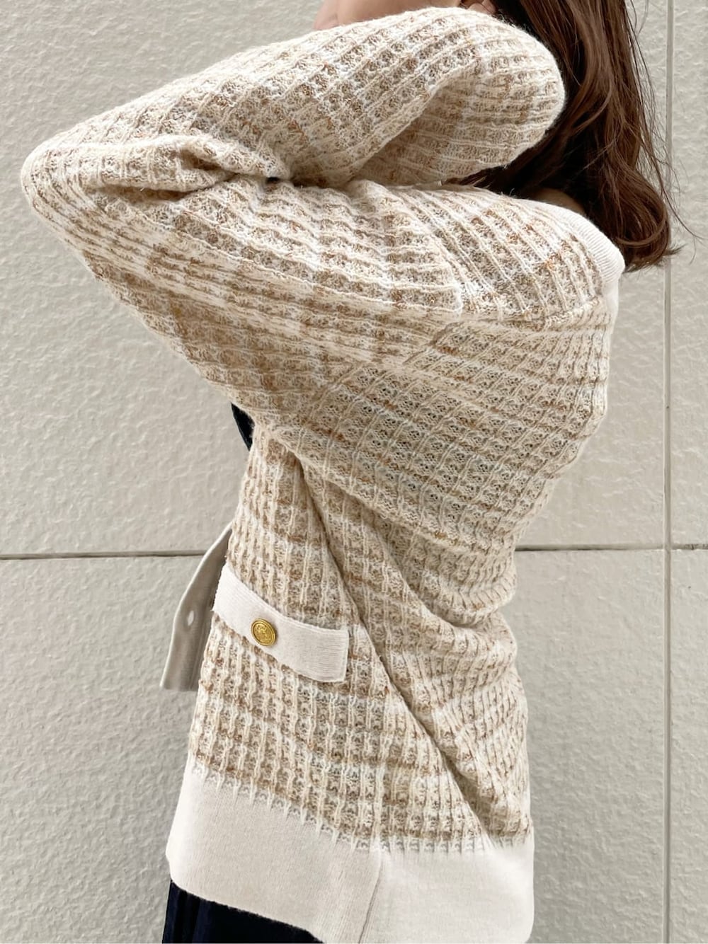 ピンク系のスニーカー、ブルー系のワンピース、ベージュ系のカーディガン/ボレロを着用したレディースの冬コーディネートの6枚目の写真