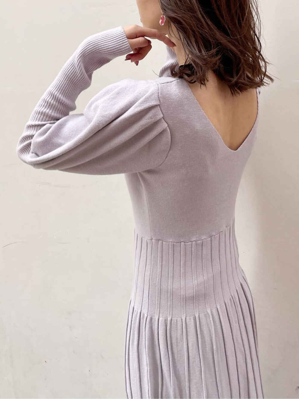 ホワイト系のダウンジャケット/コート、グレー系のブーツ、ブルー系のワンピースを着用したレディースの冬コーディネートの8枚目の写真