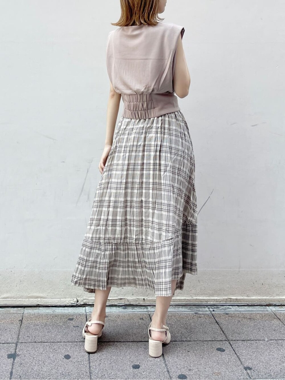 ベージュ系のスカート、ブラウン系のTシャツ/カットソーを着用したレディースの夏コーディネートの3枚目の写真