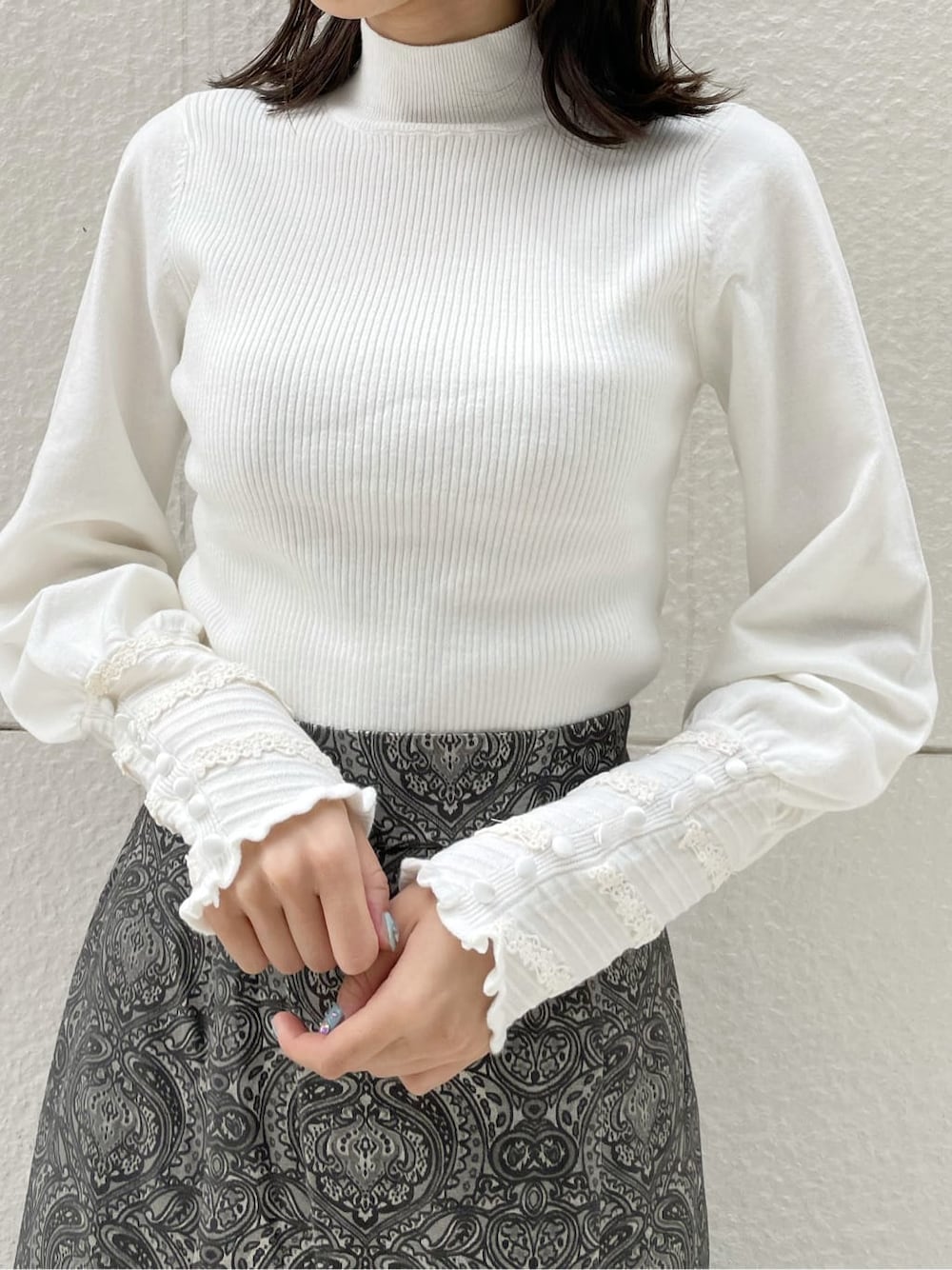 ピンク系のその他アウター、ブラック系のブーツ、ブラック系のスカートを着用したレディースの秋コーディネートの9枚目の写真