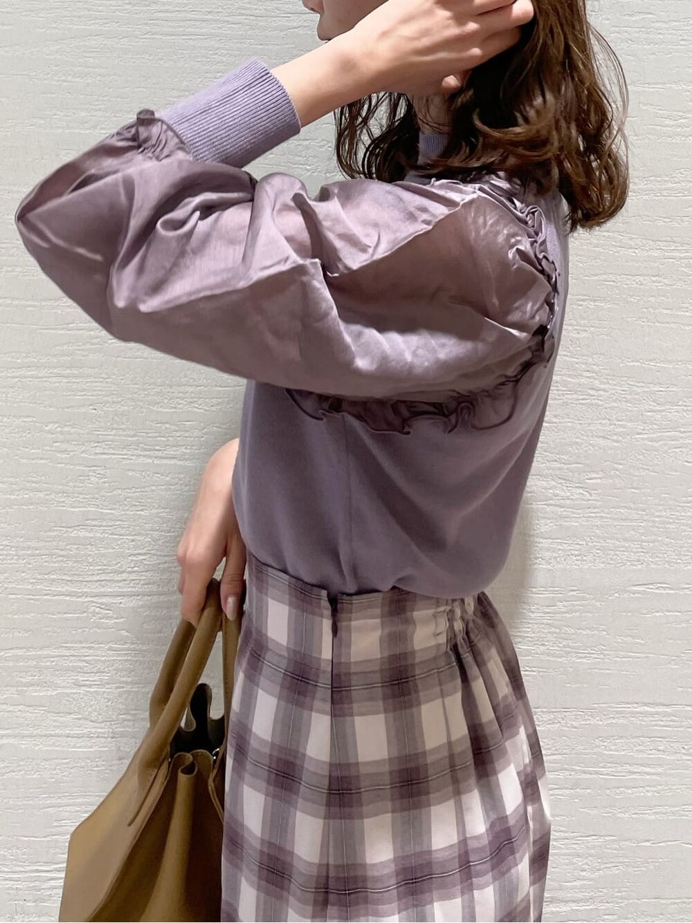 パープル系のスカート、ベージュ系のブーツ、パープル系のニット/セーターを着用したレディースの冬コーディネートの5枚目の写真