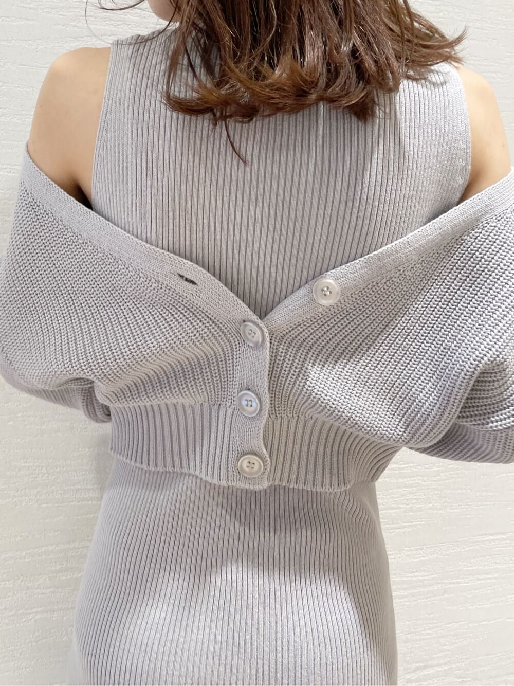 ブラック系のブーツ、グレー系のワンピースを着用したレディースの冬コーディネートの6枚目の写真