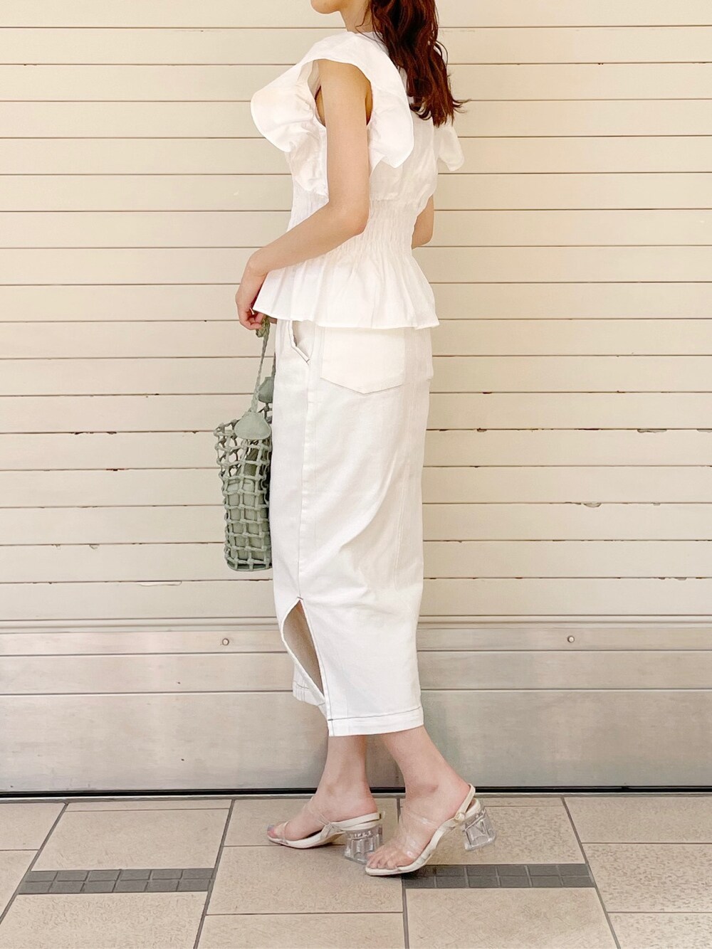 ホワイト系のシャツ/ブラウス、グリーン系のショルダーバッグ、ホワイト系のスカートを着用したレディースの春コーディネートの3枚目の写真