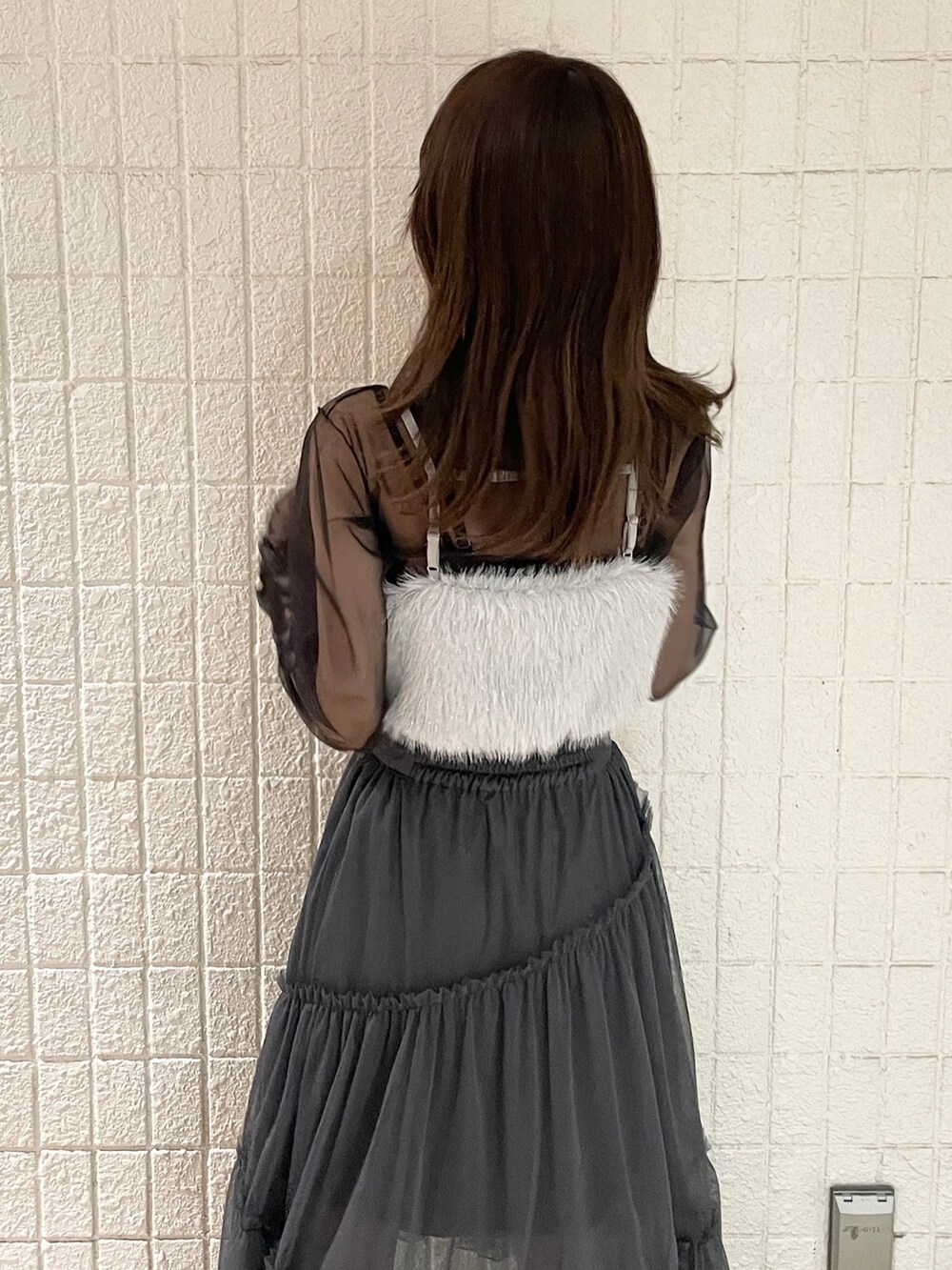 グレー系のスカート、ブラック系のブーツ、グレー系のTシャツ/カットソーを着用したレディースの夏コーディネートの8枚目の写真