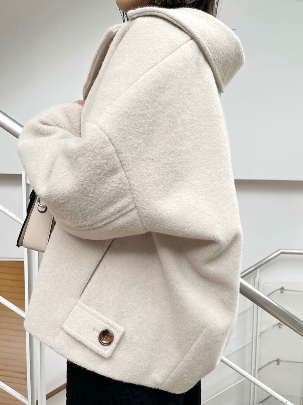 ブラック系のチュニック、ホワイト系のその他アウター、ブラック系のブーツを着用したレディースの夏コーディネートの5枚目の写真