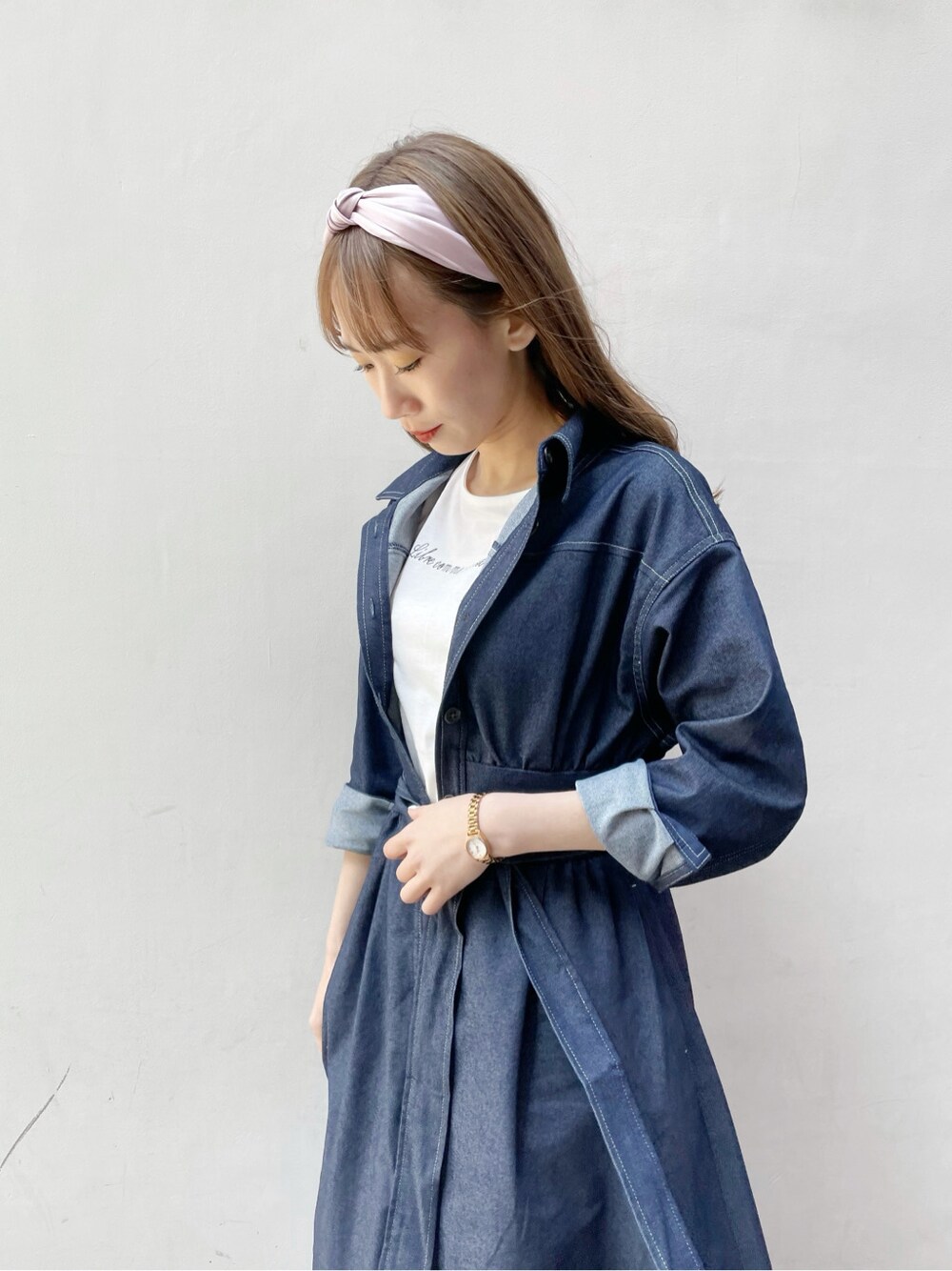 ブルー系のワンピース、ブルー系のスカート、ホワイト系のスニーカーを着用したレディースの春コーディネートの7枚目の写真