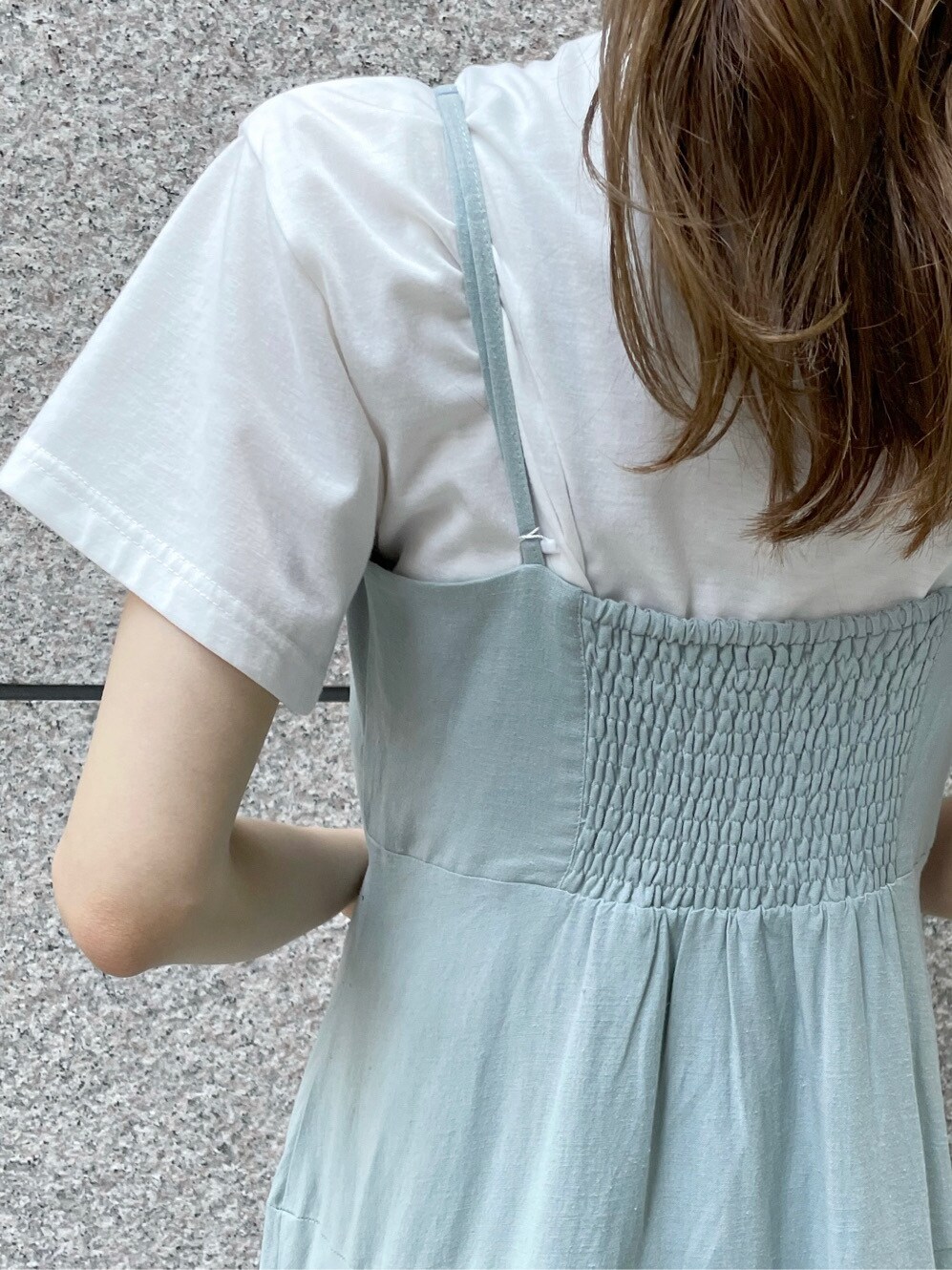 ホワイト系のスニーカー、ブルー系のワンピース、ホワイト系のTシャツ/カットソーを着用したレディースの春コーディネートの8枚目の写真