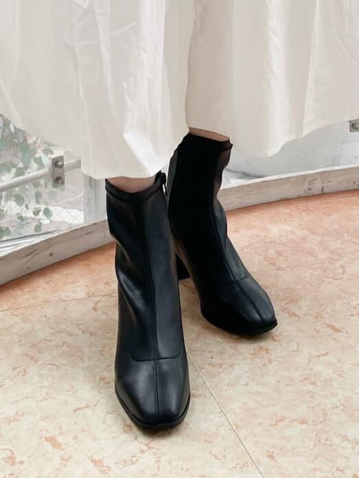 ホワイト系のワンピース、ブラック系のショルダーバッグ、ベージュ系のニット/セーターを着用したレディースの秋コーディネートの9枚目の写真