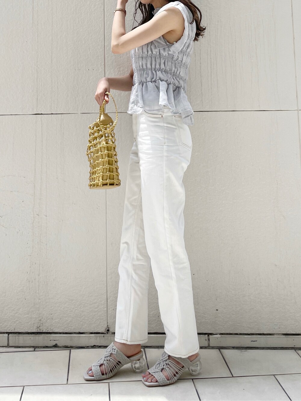 グレー系のサンダル、ブルー系のシャツ/ブラウス、ホワイト系のデニムパンツを着用したレディースの春コーディネートの3枚目の写真