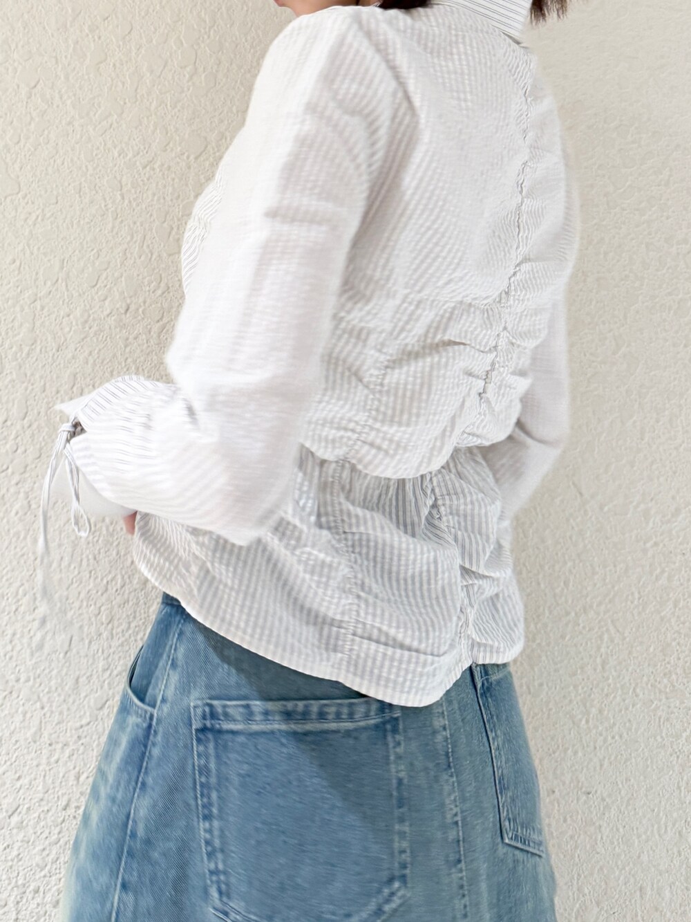 ブルー系のシャツ/ブラウス、ブラウン系のローファー、ブルー系のデニムパンツを着用したレディースの春コーディネートの5枚目の写真