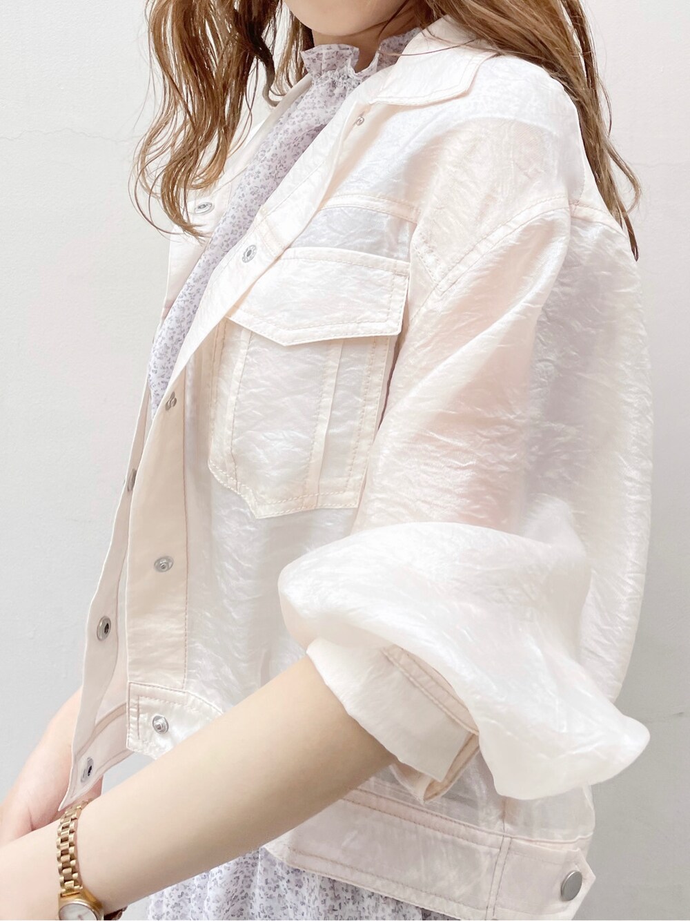 ベージュ系のブルゾン、ホワイト系のワンピース、ブラウン系のサンダルを着用したレディースの春コーディネートの8枚目の写真