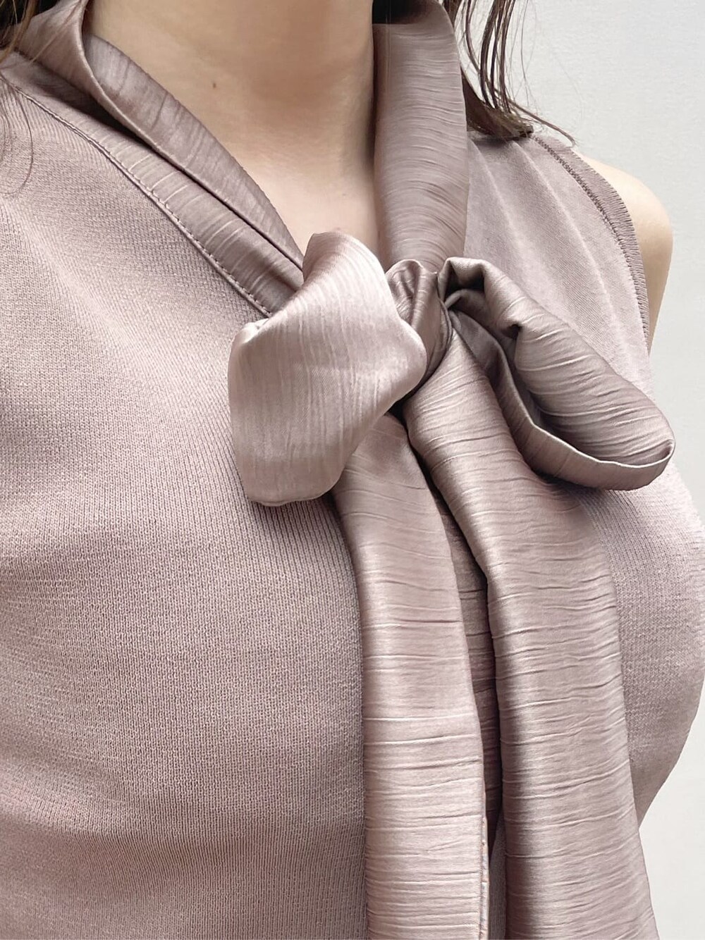 ブラウン系のサンダル、ベージュ系のニット/セーターを着用したレディースの夏コーディネートの8枚目の写真