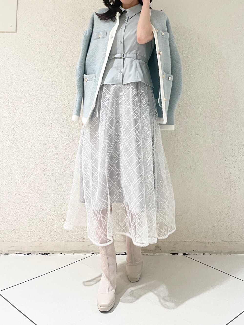 ブルー系のワンピース、ホワイト系のブーツを着用したレディースの冬コーディネートの2枚目の写真