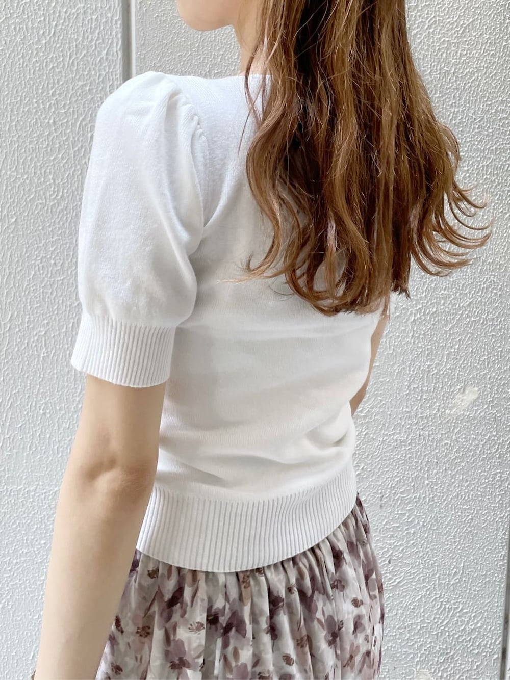 ベージュ系のサンダル、ホワイト系のニット/セーター、ホワイト系のニット/セーターを着用したレディースの夏コーディネートの6枚目の写真