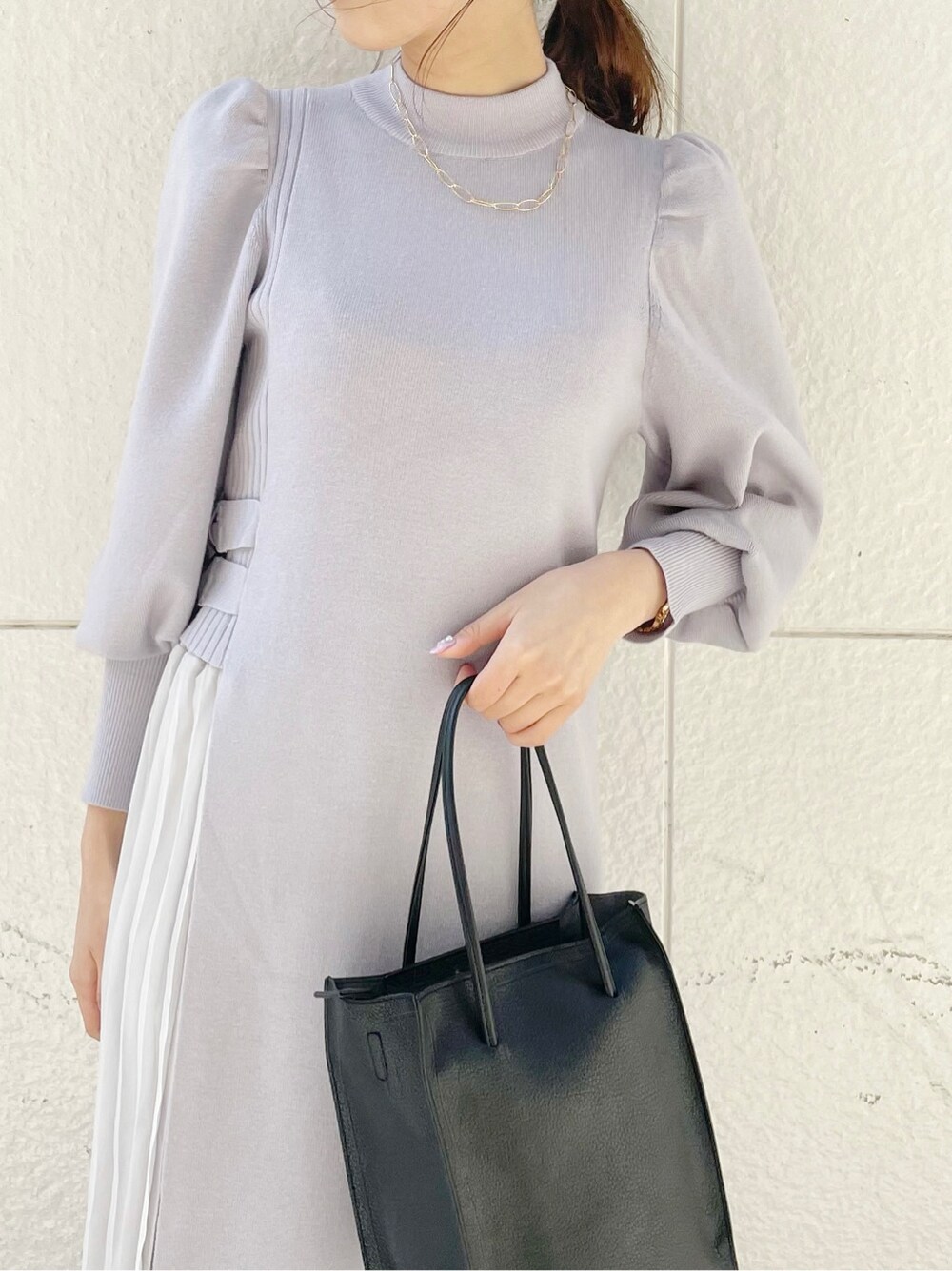 ブラック系のブーツ、ブラック系のハンドバッグ、グレー系のワンピースを着用したレディースの冬コーディネートの7枚目の写真