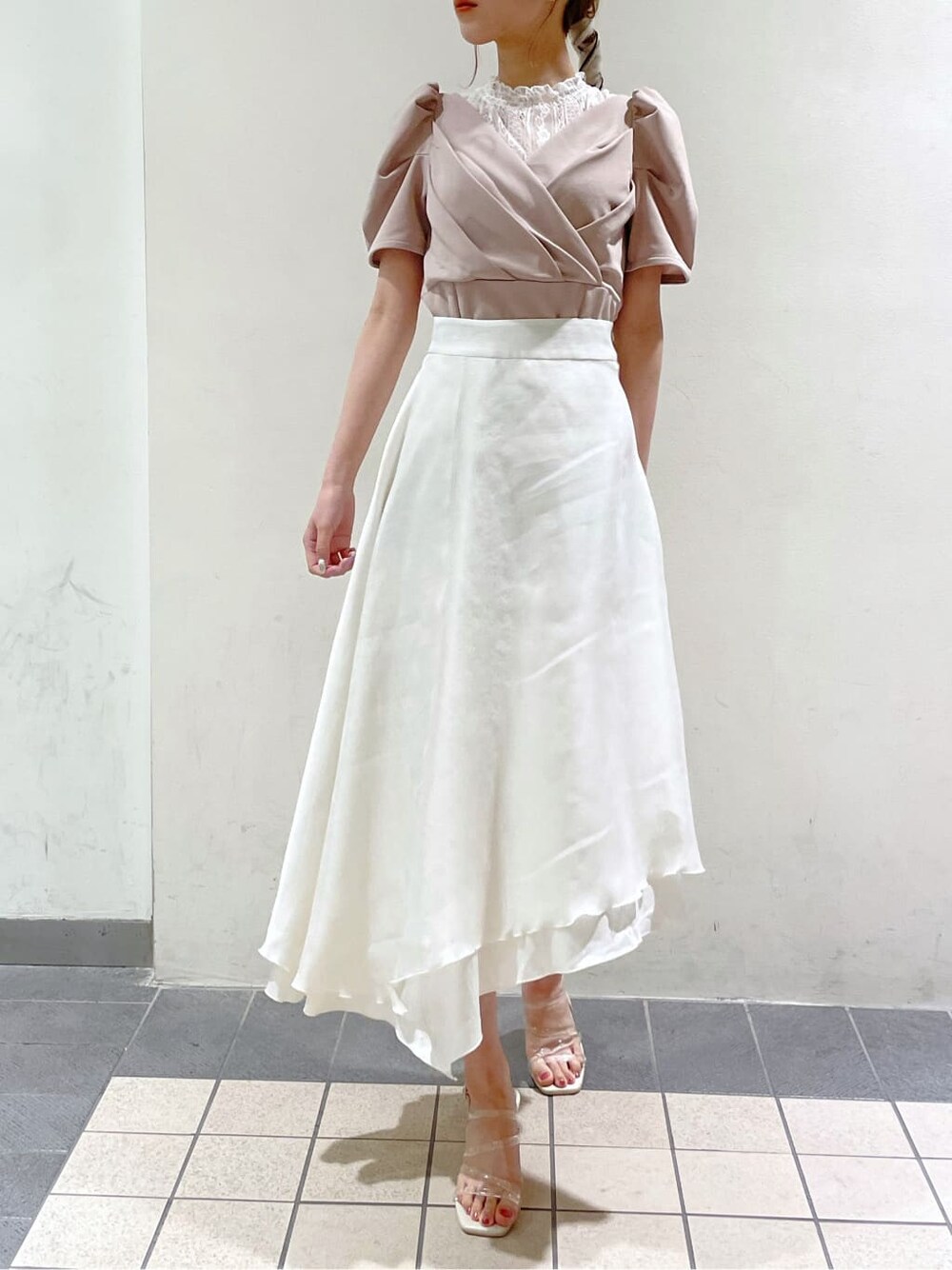 パープル系のサンダル、ベージュ系のスカート、ピンク系のTシャツ/カットソーを着用したレディースの春コーディネートの3枚目の写真