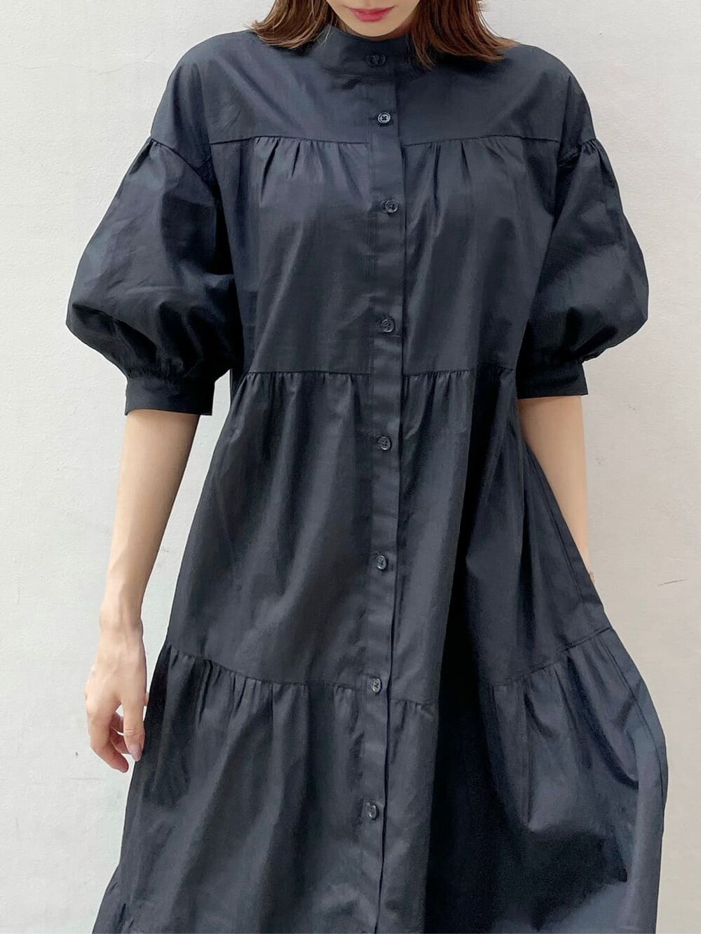 ブラック系のワンピース、ブラック系のその他シューズ、ブラック系のキャスケットを着用したレディースの秋コーディネートの7枚目の写真