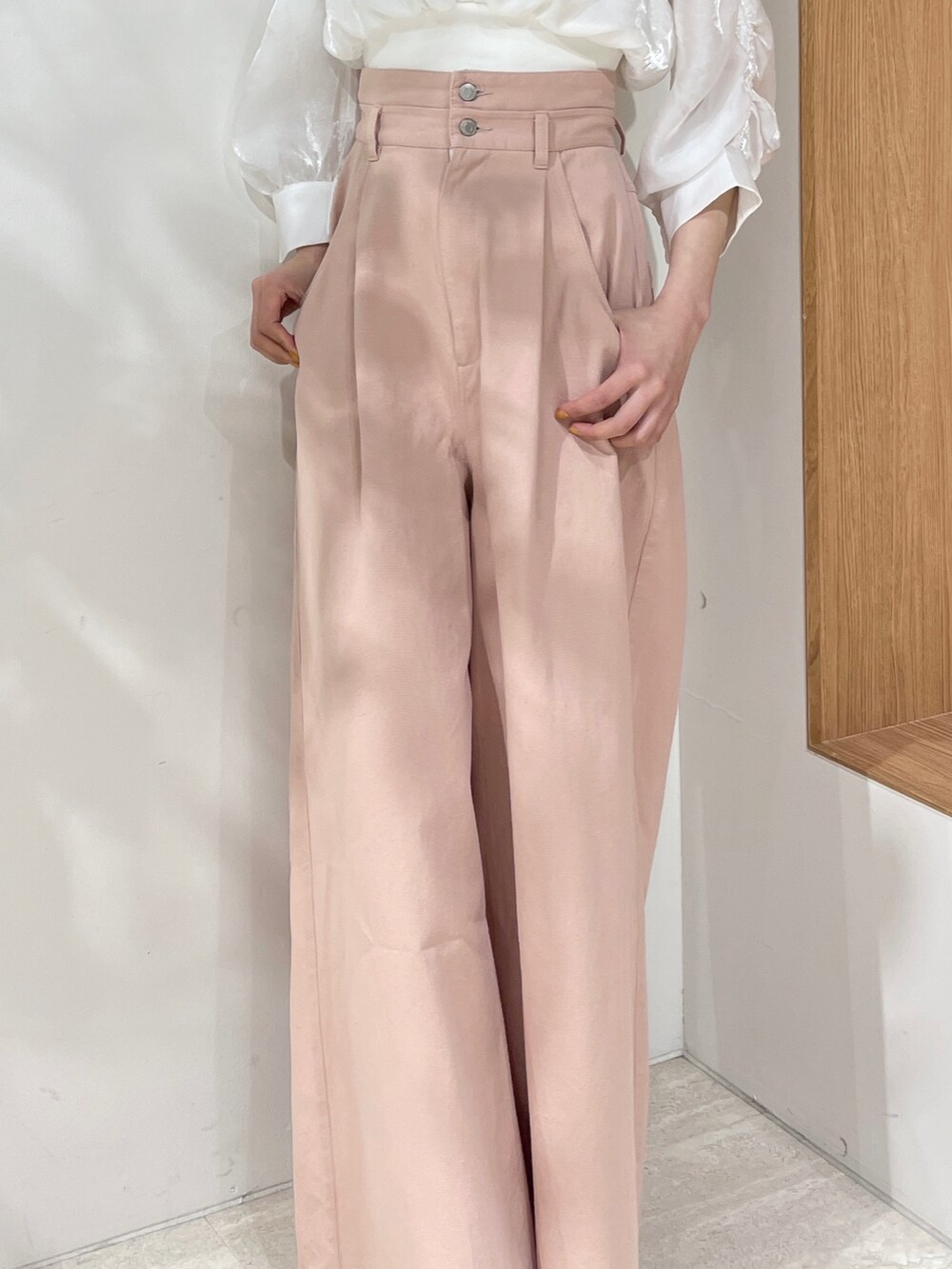 ホワイト系のシャツ/ブラウス、ピンク系のデニムパンツ、ホワイト系のパンプスを着用したレディースの春コーディネートの8枚目の写真