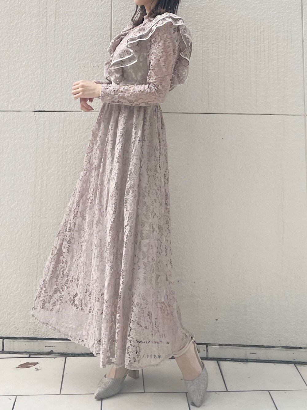 ピンク系のワンピース、グレー系のパンプスを着用したレディースの冬コーディネートの3枚目の写真