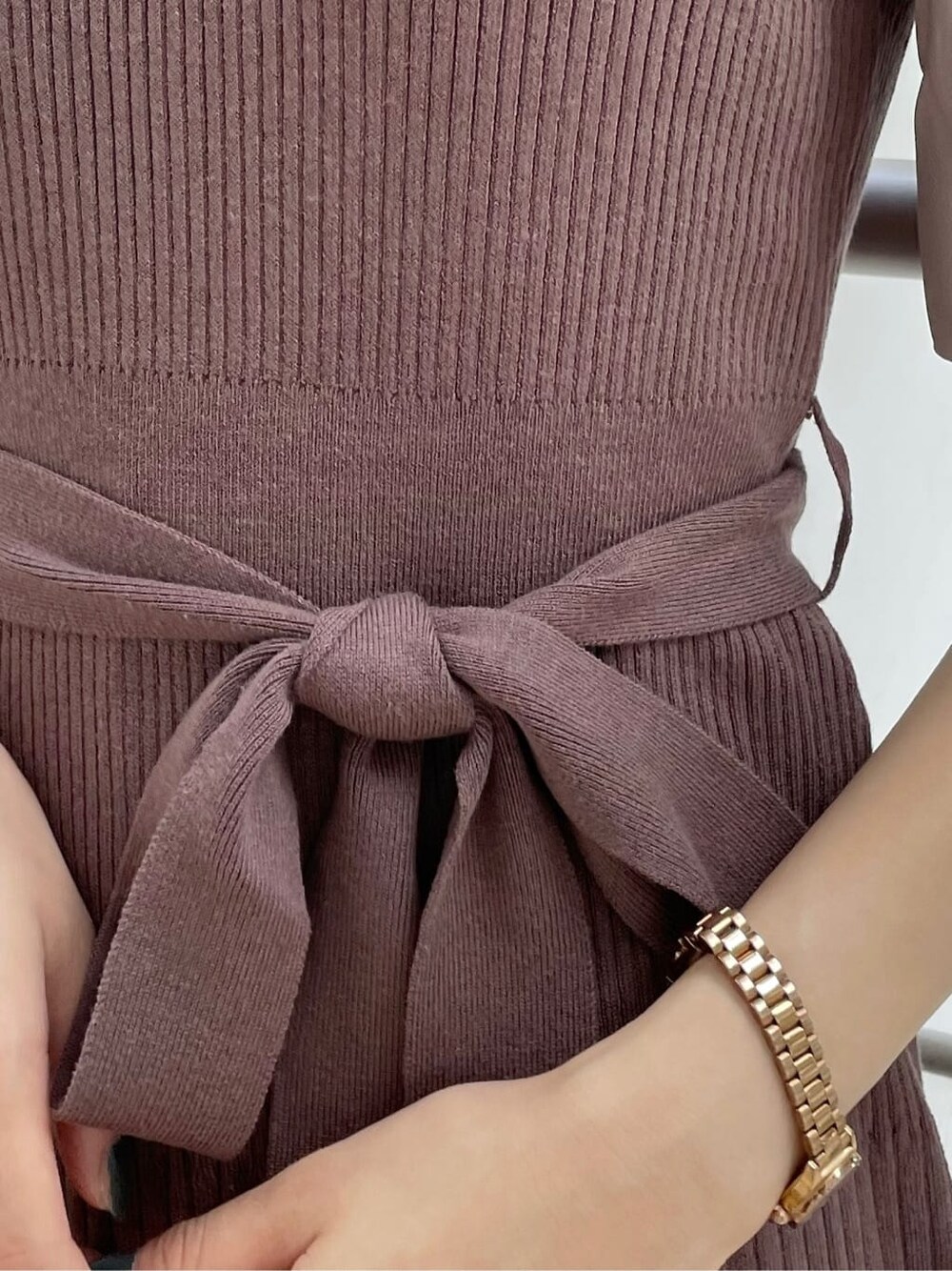 ブラウン系のワンピース、ブラック系のブーツを着用したレディースの秋コーディネートの8枚目の写真