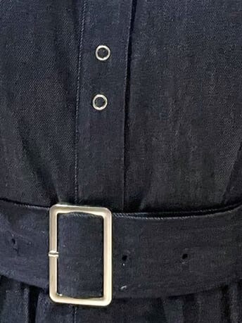 その他のサンダル、ブルー系のワンピースを着用したレディースの春コーディネートの9枚目の写真