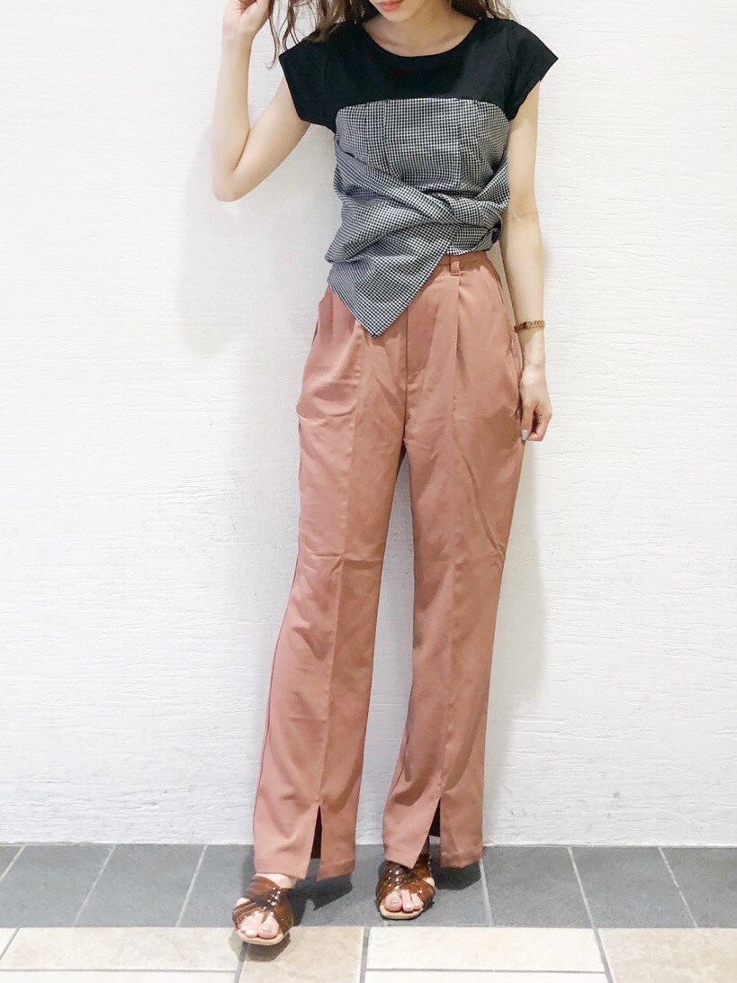 ブラック系のTシャツ/カットソー、ブラウン系のその他パンツ、ブラウン系のサンダルを着用したレディースの夏コーディネートの2枚目の写真