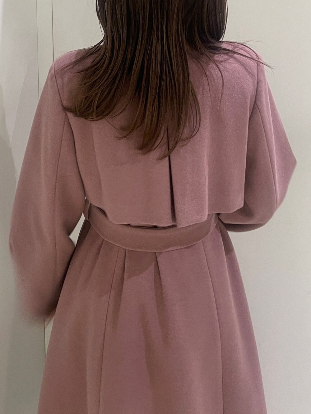 ピンク系のその他アウター、ブラック系のローファー、ピンク系のシャツ/ブラウスを着用したレディースの秋コーディネートの6枚目の写真