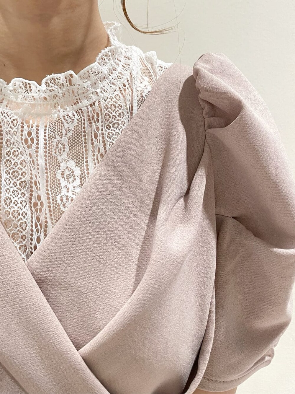 パープル系のサンダル、ベージュ系のスカート、ピンク系のTシャツ/カットソーを着用したレディースの春コーディネートの7枚目の写真