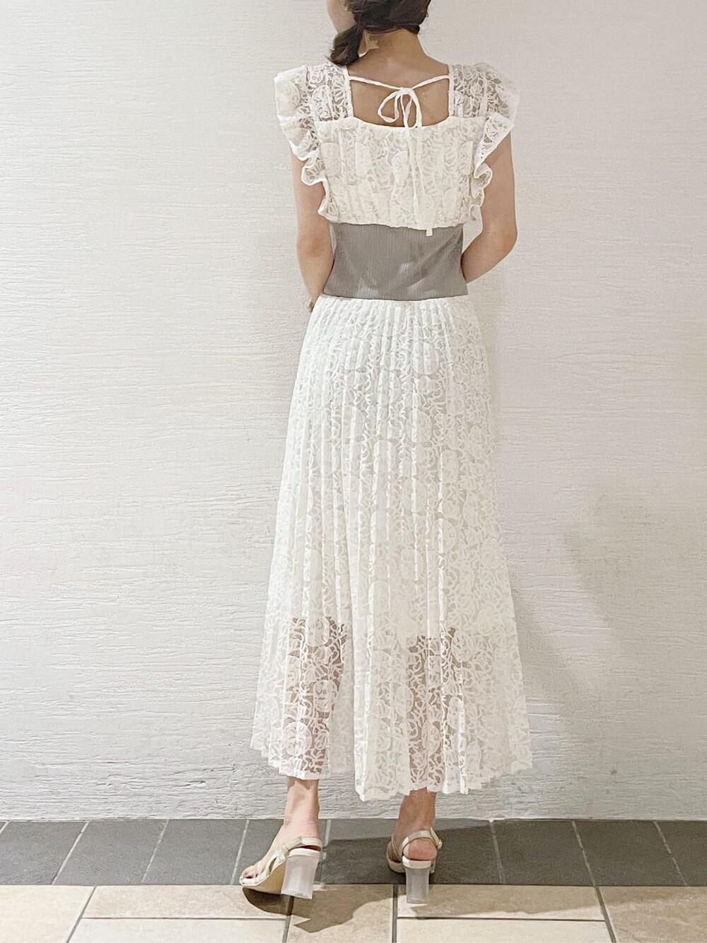 パープル系のサンダル、ホワイト系のワンピースを着用したレディースの春コーディネートの3枚目の写真