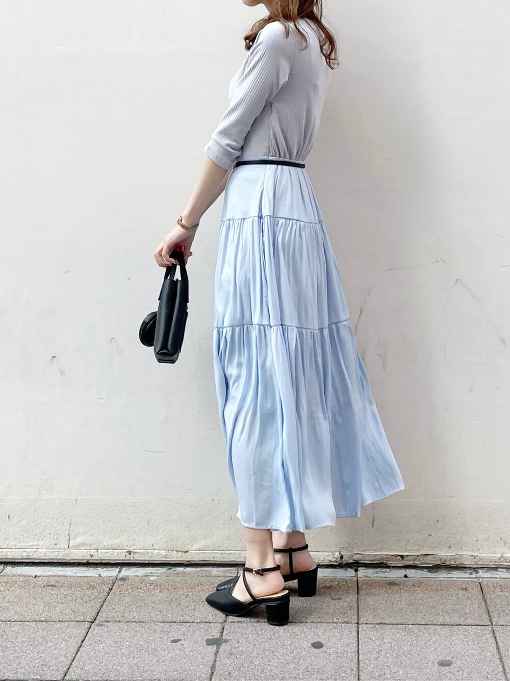 ホワイト系のシャツ/ブラウス、ブルー系のワンピース、ブラック系のパンプスを着用したレディースの冬コーディネートの3枚目の写真