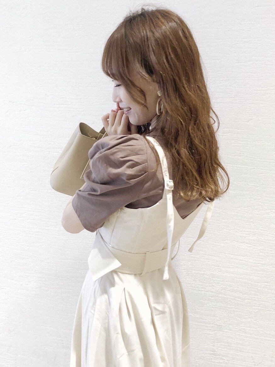 ホワイト系のワンピース、ブラウン系のTシャツ/カットソー、ホワイト系のハンドバッグを着用したレディースの夏コーディネートの3枚目の写真