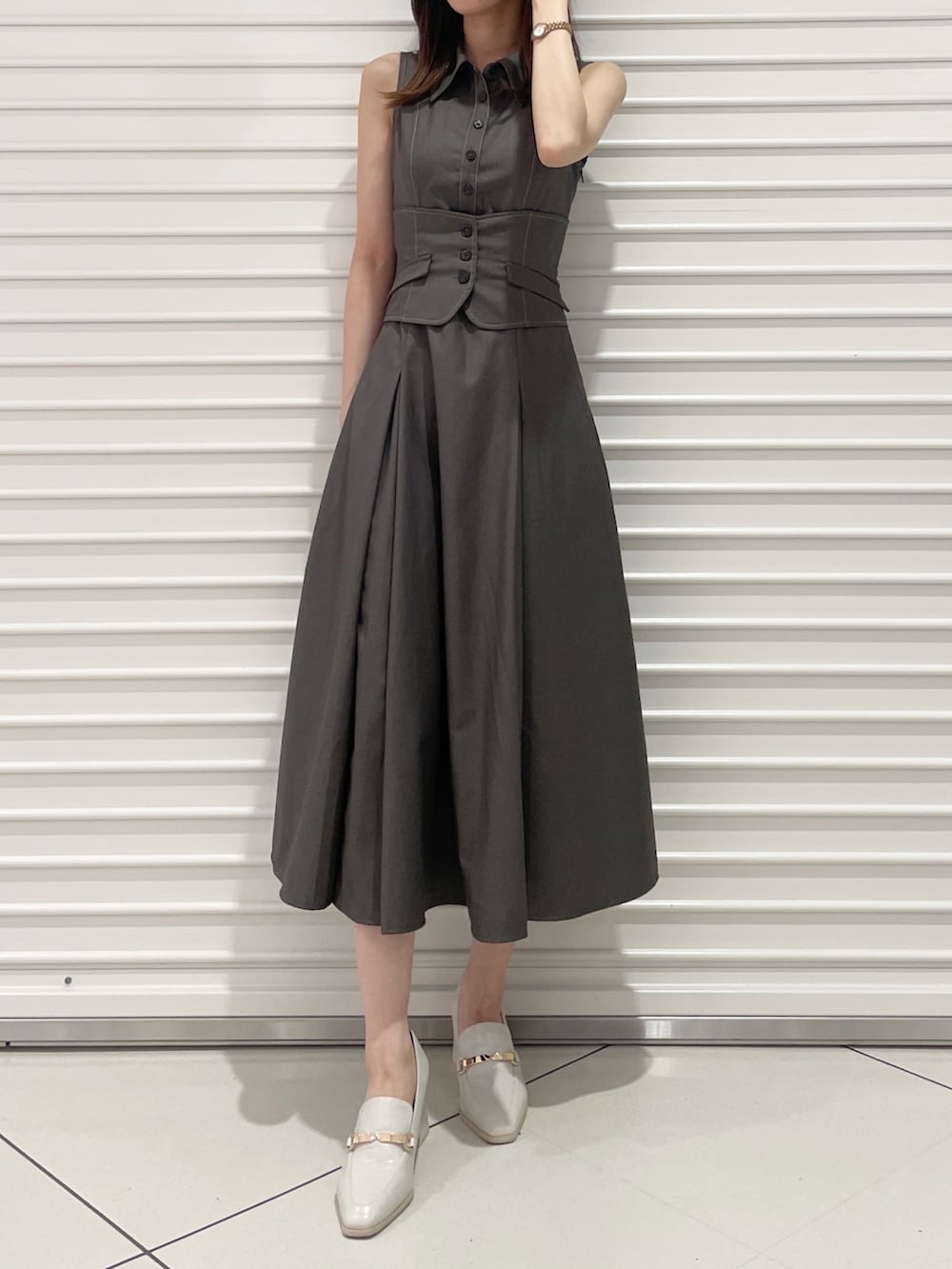 グレー系のワンピース、グレー系のカーディガン/ボレロ、ホワイト系のローファーを着用したレディースの夏コーディネートの5枚目の写真