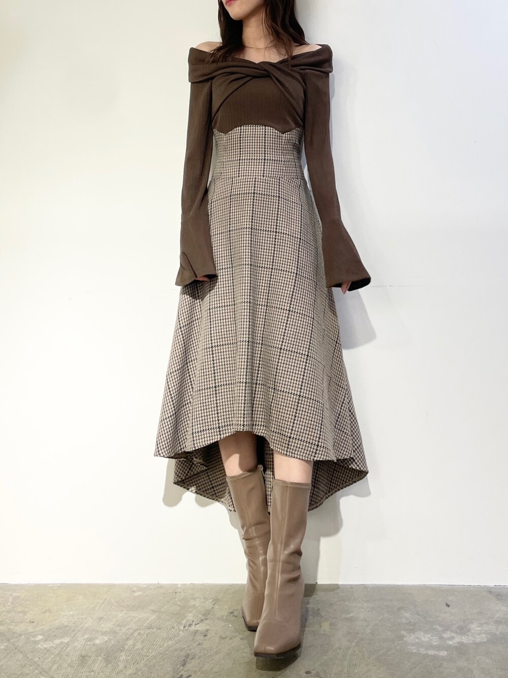 ブラウン系のワンピース、ベージュ系のブーツを着用したレディースの秋コーディネートの2枚目の写真