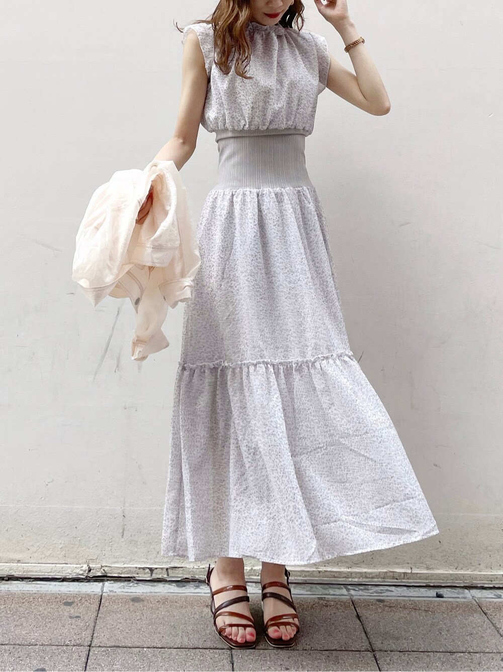 ベージュ系のブルゾン、ホワイト系のワンピース、ブラウン系のサンダルを着用したレディースの春コーディネートの2枚目の写真