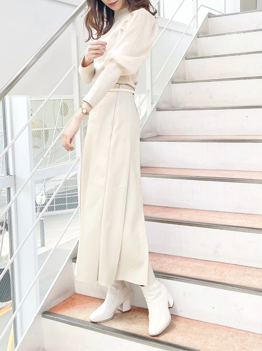 ホワイト系のニット/セーター、ホワイト系のブーツ、ベージュ系のスカートを着用したレディースの冬コーディネートの3枚目の写真