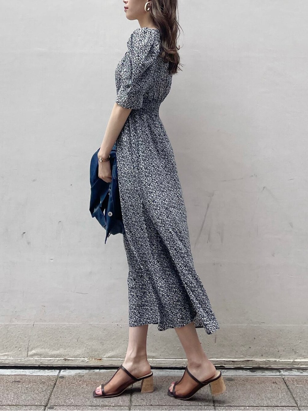 ブルー系のシャツ/ブラウス、ブラウン系のサンダル、ブラック系のワンピースを着用したレディースの夏コーディネートの2枚目の写真