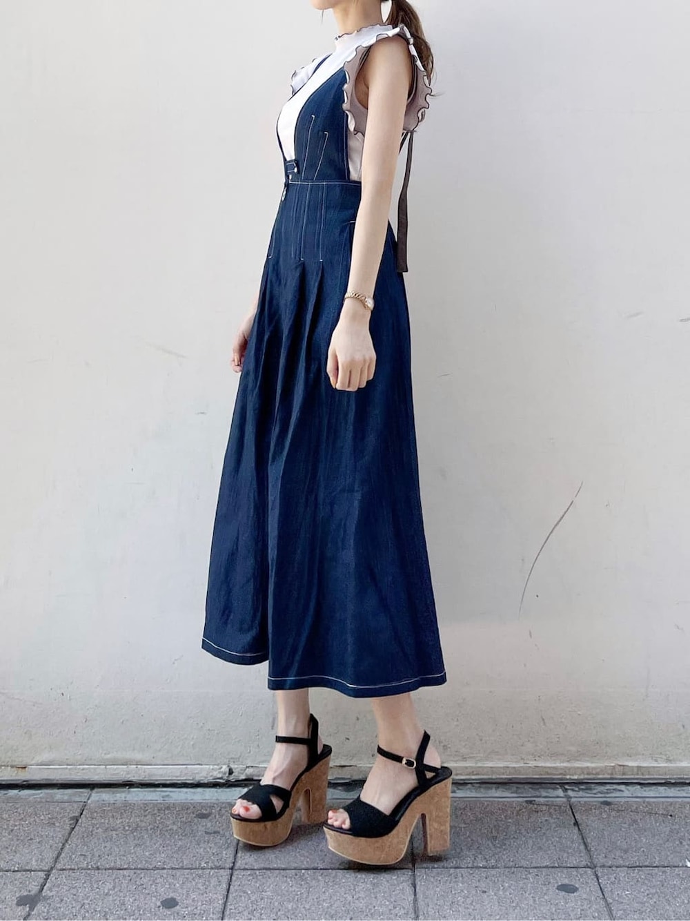 ブラック系のサンダル、ブルー系のジャンパースカート、グレー系のTシャツ/カットソーを着用したレディースの夏コーディネートの2枚目の写真