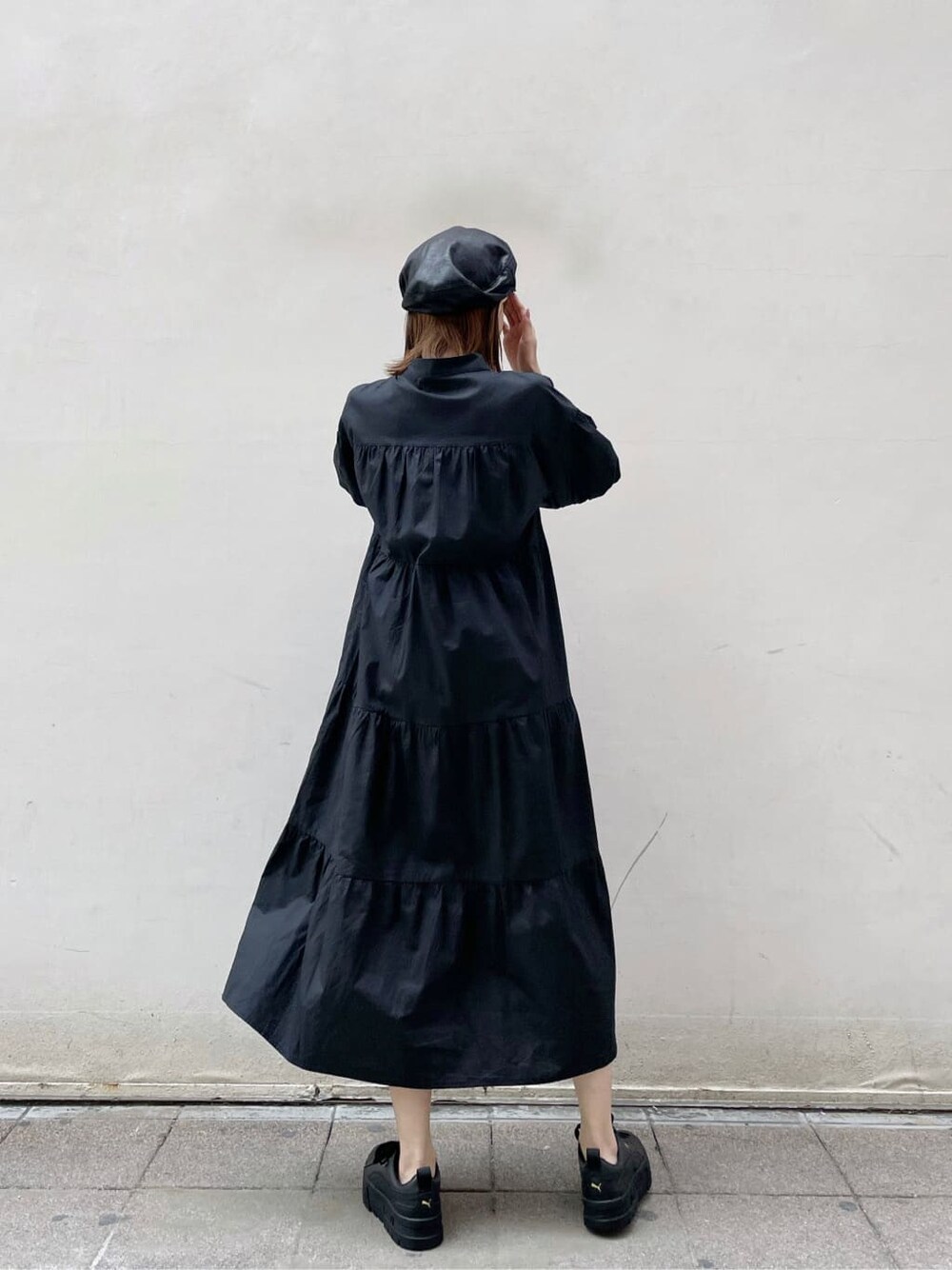 ブラック系のワンピース、ブラック系のその他シューズ、ブラック系のキャスケットを着用したレディースの秋コーディネートの3枚目の写真