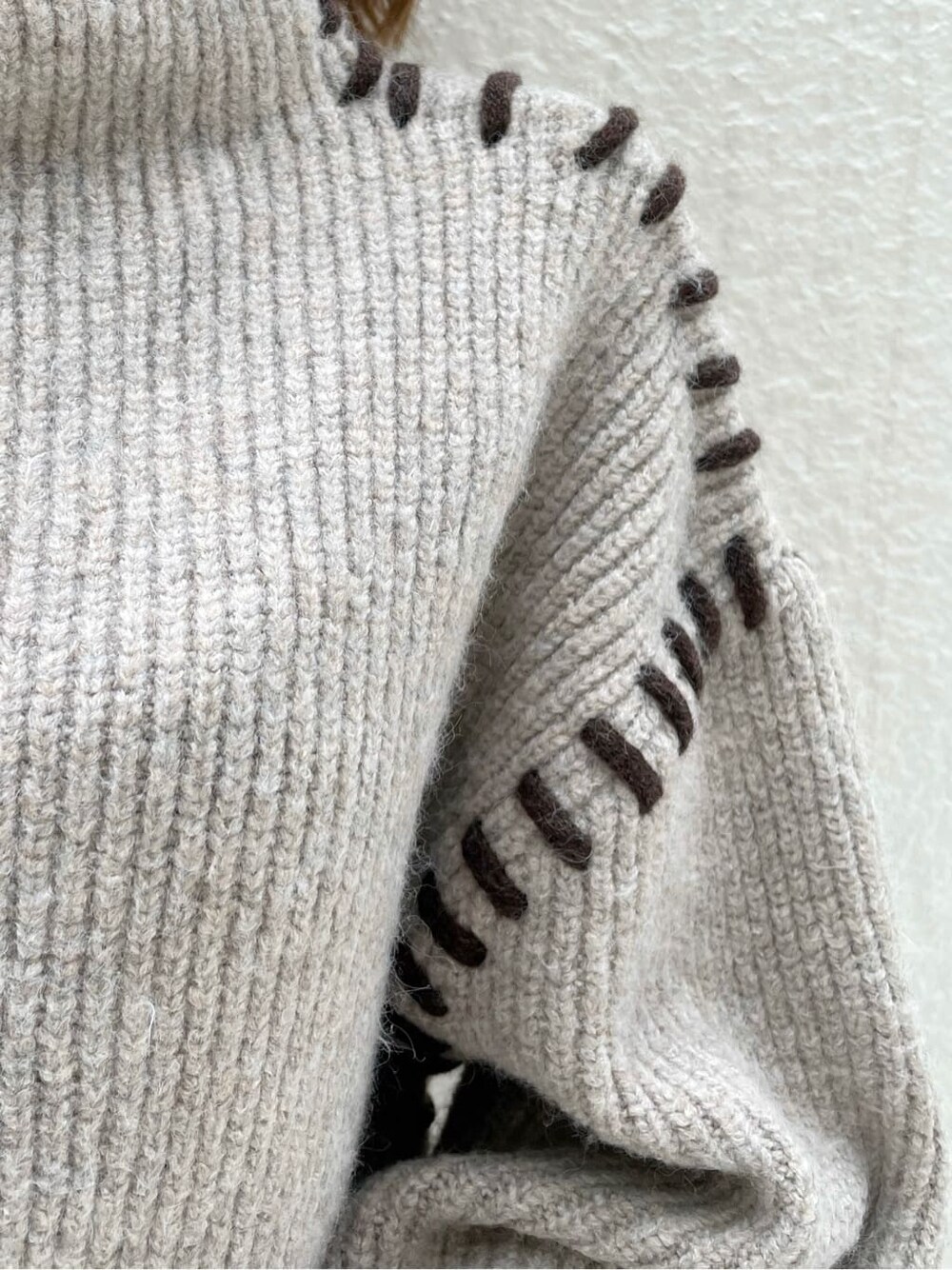 ブラック系のショルダーバッグ、グレー系のその他パンツ、ブラック系のブーツを着用したレディースの冬コーディネートの6枚目の写真