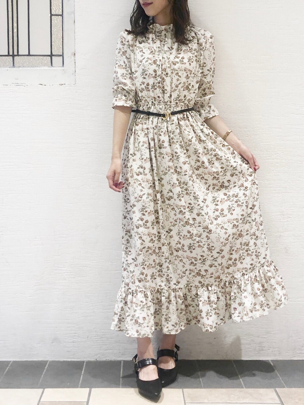 ホワイト系のワンピース、ブラック系のパンプス、ブラウン系のテーラードジャケットを着用したレディースの夏コーディネートの3枚目の写真