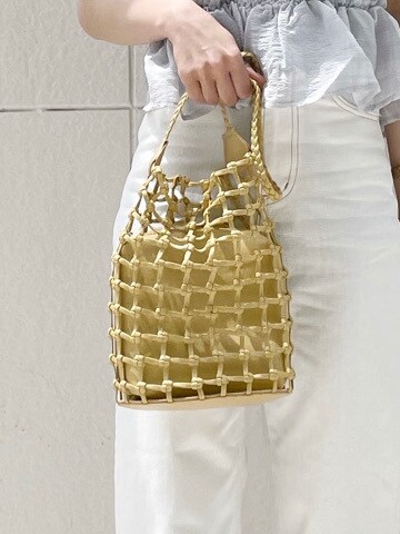 グレー系のサンダル、ブルー系のシャツ/ブラウス、ホワイト系のデニムパンツを着用したレディースの春コーディネートの9枚目の写真